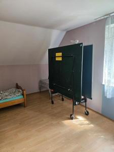 a room with a greenboard in a room with a bed at Dom w Zbychowie in Gniewowo