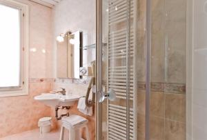 Koupelna v ubytování Hotel Terme Roma