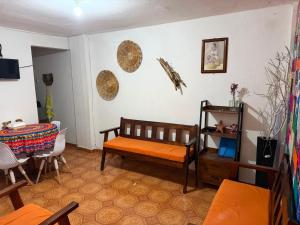 a living room with a bench and a table at Las Huellas del Caminante in Catemaco