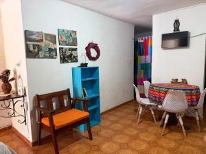 a living room with a table and a chair at Las Huellas del Caminante in Catemaco