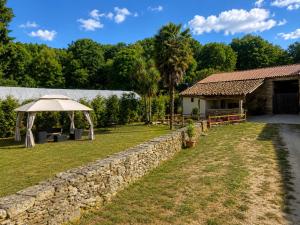 a backyard with a stone wall and a building at Casa Portos in Lestedo