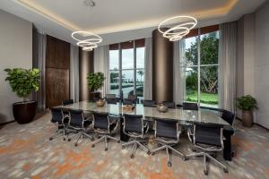 una sala de conferencias con una gran mesa de cristal y sillas en Lyfe Resort & Residences, en Hollywood 33 fotos más