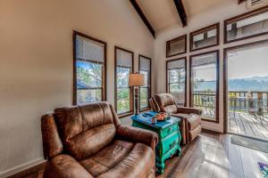 a living room with two leather chairs and a table at Hold Your Horses in Ruidoso