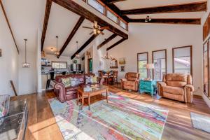a living room with couches and a table at Hold Your Horses in Ruidoso