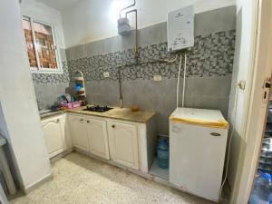 a small kitchen with a stove and a refrigerator at Raies in Akouda