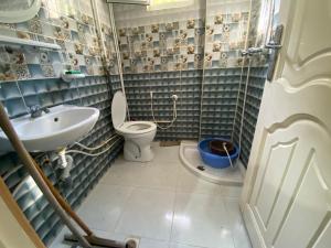 a bathroom with a toilet and a sink at Raies in Akouda