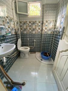 a bathroom with a toilet and a sink at Raies in Akouda
