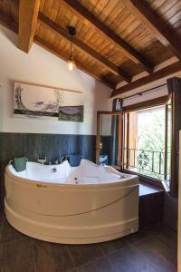 bañera grande en una habitación con ventana en Casa Rural Arregi, en Oñate