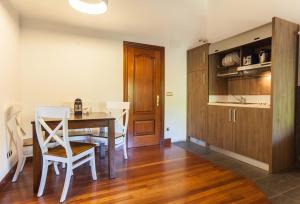 a kitchen and dining room with a table and chairs at Casa Rural Arregi in Oñati