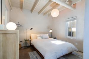 a bedroom with a bed and two lamps and a window at Fiddlers Retreat in Santa Fe +10 photos