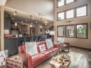 a living room with a couch and a kitchen at Avalon in Ruidoso