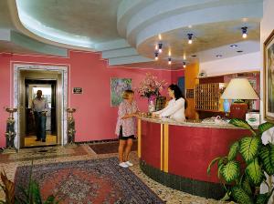 two women standing at the counter of a salon at Hotel Miramare in Bibione