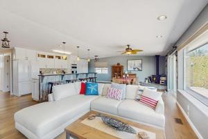 a living room with a white couch and a table at Whidbey Mariners’ Retreat in Oak Harbor