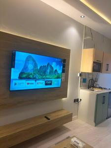 a flat screen tv on the wall of a kitchen at لين سويت in Khamis Mushayt
