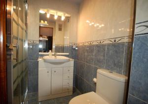 Kúpeľňa v ubytovaní Lets Holidays APARTMENT POOL TERRACE TOSSA DE MAR + 13 fotografií