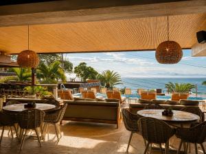 a restaurant with a view of the ocean at HOTEL VILLE LA PLAGE & BEACH CLUB in Búzios