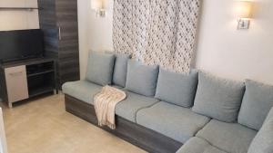 a living room with a couch and a television at Feel MH 54 in Gastes
