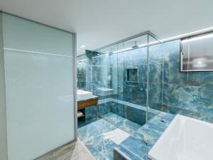 a bathroom with a glass shower and a sink at Motel Cavalo Branco in Belo Horizonte