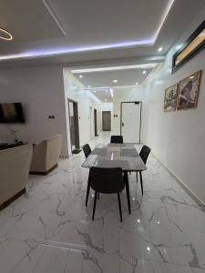 a meeting room with a table and chairs on a marble floor at Samaris Résidences in Nouakchott
