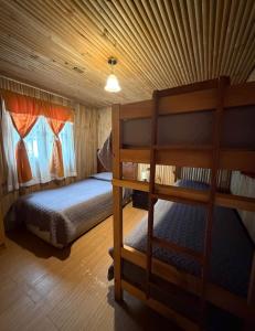 a bedroom with two bunk beds in a cabin at Hospedaje Naomi in Valparaíso