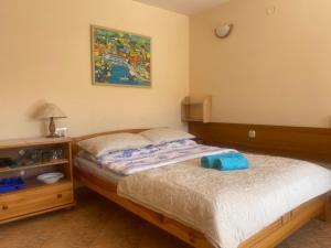 a bedroom with a bed and a picture on the wall at Forum - pensjonat przy plaży in Dźwirzyno