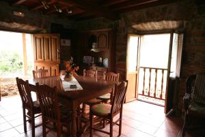 comedor con mesa de madera y sillas en Casa Sergio en Brieves