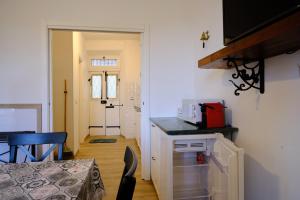 a small kitchen with a counter and a table at Il Brigantino in Cori