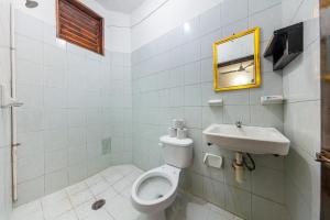 a bathroom with a toilet and a sink at Hotel Naxhiely in Puerto Escondido
