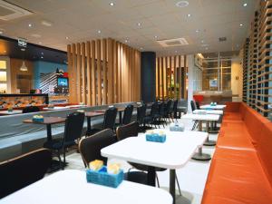 a dining room with tables and chairs in a restaurant at ibis Sao Bernardo do Campo in São Bernardo do Campo
