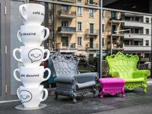 a group of chairs in front of a window at ibis Styles Genève Carouge in Geneva
