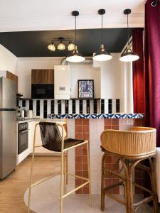 a kitchen with a counter with chairs and a table at CentralStay Tours Centre Gare - Ouverture Aout '26 in Tours
