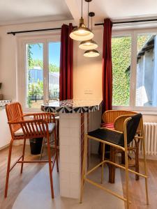 a kitchen with two chairs and a counter with a table at CentralStay Tours Centre Gare - Ouverture Aout '26 in Tours