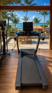 a gym with a table with a laptop on it at Hotel Pousada Villa Zena - Frente ao Mar - Pé na areia in Arraial d'Ajuda