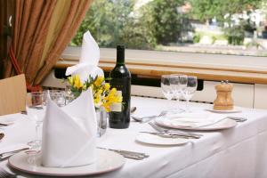 A restaurant or other place to eat at Leander Club