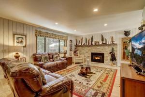 a living room with a couch and a fireplace at Bear Claw Trails in Lake Tahoe Airport