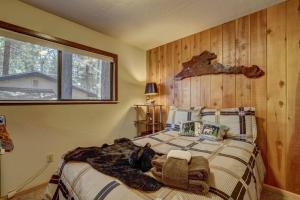 a bedroom with a bed with a wooden wall at Bear Claw Trails in Lake Tahoe Airport