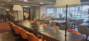 a row of tables and chairs in a restaurant at Hotel 10 São Leopoldo in São Leopoldo +19 photos