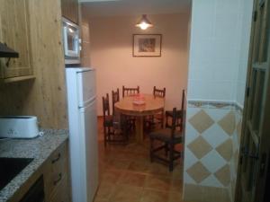 cocina y comedor con mesa y sillas en Casa Rural El Solarillo en Cazorla