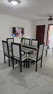 a dining table and four chairs in a room at Apartamento acogedor con equipamiento premium in El Café