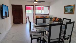 a dining room with a table and chairs and a couch at Apartamento acogedor con equipamiento premium in El Café