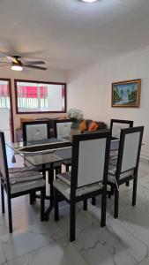 a dining room with a glass table and chairs at Apartamento acogedor con equipamiento premium in El Café