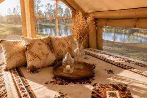 a room with a table with a vase of dried grass at Superbe Tente Luxeuse in Neuilly-sur-Marne