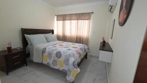 a bedroom with a bed and a window at Apartamento acogedor con equipamiento premium in El Café +54 photos