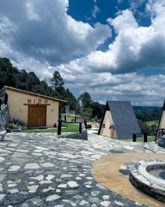 a building with a sign that says mtd on it at NIDU Cabañas Boutique & Holística in Mineral del Monte