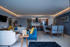 a living room with a blue couch and a table at Condo in Bucerías Beachfront Narval Norte in Bucerías