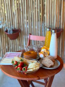 a table with a plate of food and a bowl of fruit at Suíte em Trindade, Praia Brava, na Mata in Paraty +19 photos