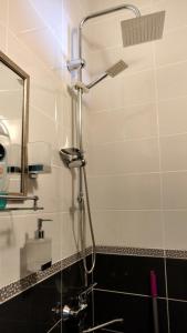 Koupelna v ubytování Aparthotel Mari + 37 fotografií