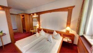 Postel nebo postele na pokoji v ubytování Hotel Augsburger Hof