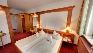 Ein Bett oder Betten in einem Zimmer der Unterkunft Hotel Augsburger Hof