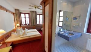 Postel nebo postele na pokoji v ubytování Hotel Augsburger Hof